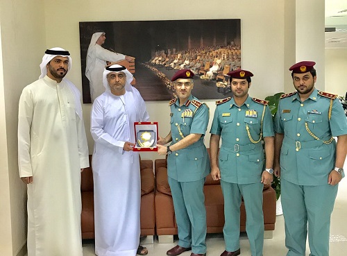 وفد من شرطة دبي يطلع على أفضل الممارسات في " الاستراتيجية وتطوير الأداء" بالداخلية